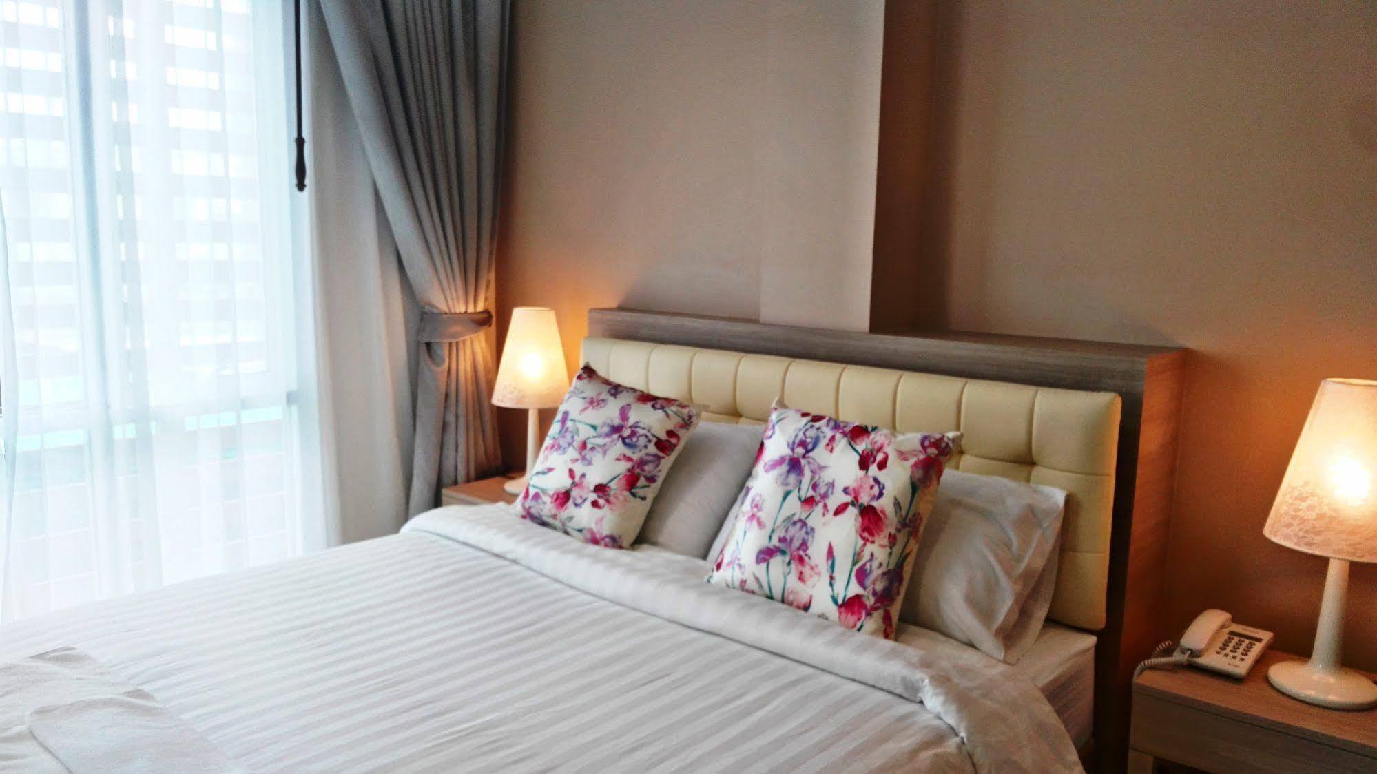 Ur 22 Residence Bangkok Bagian luar foto